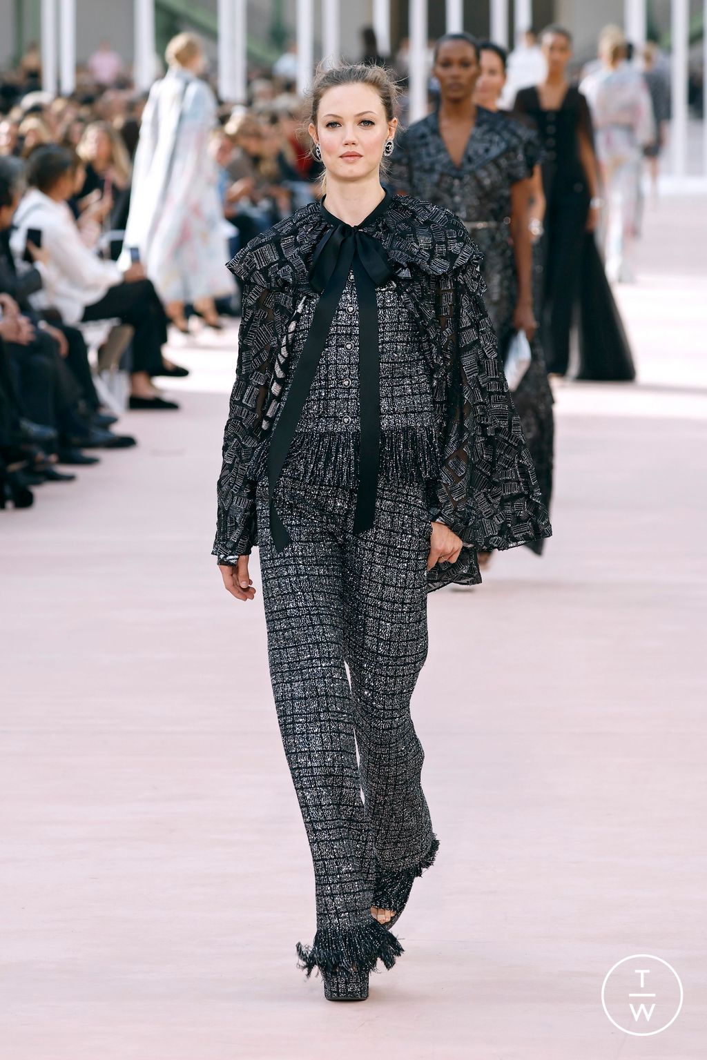 Fashion Week Paris Spring/Summer 2025 look 60 from the Chanel collection womenswear
