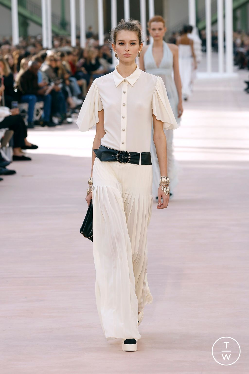 Fashion Week Paris Spring/Summer 2025 look 75 from the Chanel collection womenswear