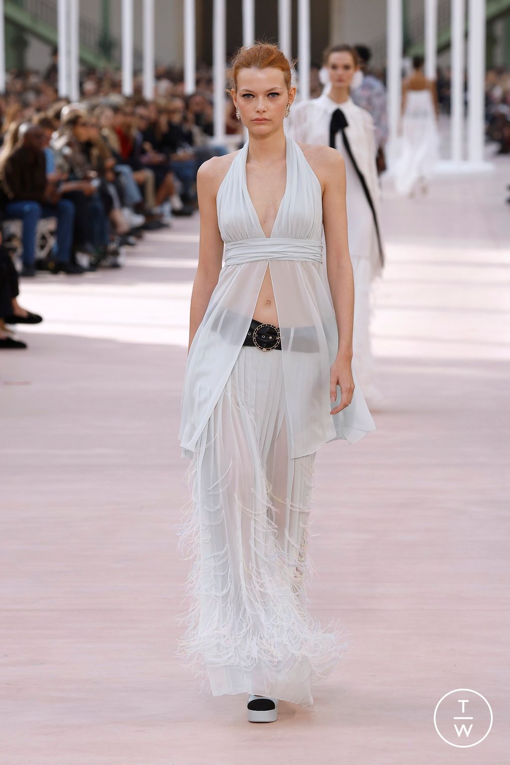 シャネル　ショー写真集 CATWALK シャネル」フォトグラファーたちが取り囲む80年代風ランウェイ
