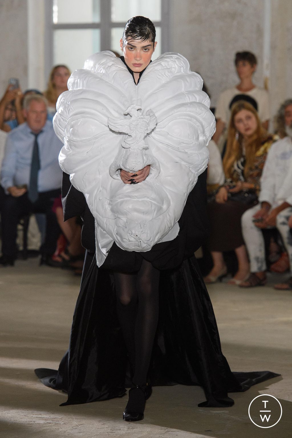 Fashion Week Paris Fall/Winter 2023 look 12 from the Charles de Vilmorin collection couture