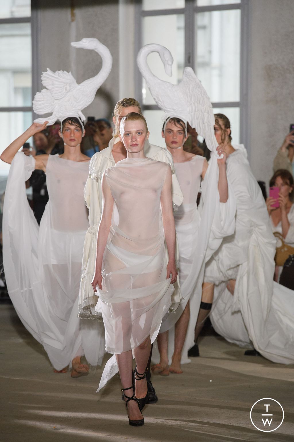 Fashion Week Paris Fall/Winter 2023 look 24 de la collection Charles de Vilmorin couture