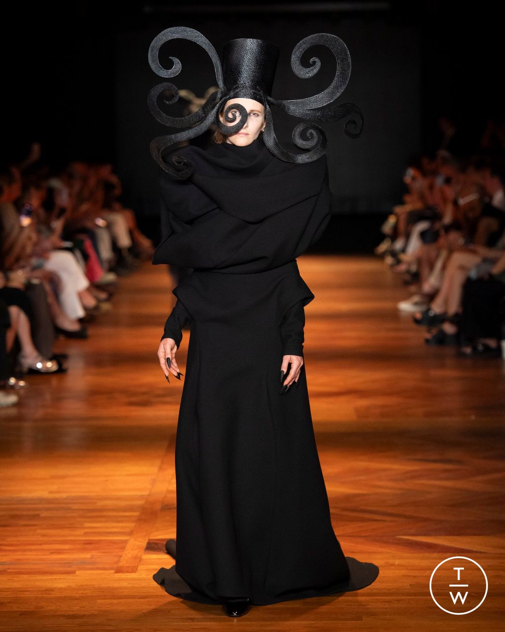 Fashion Week Paris Fall/Winter 2024 look 7 from the Charles de Vilmorin collection couture
