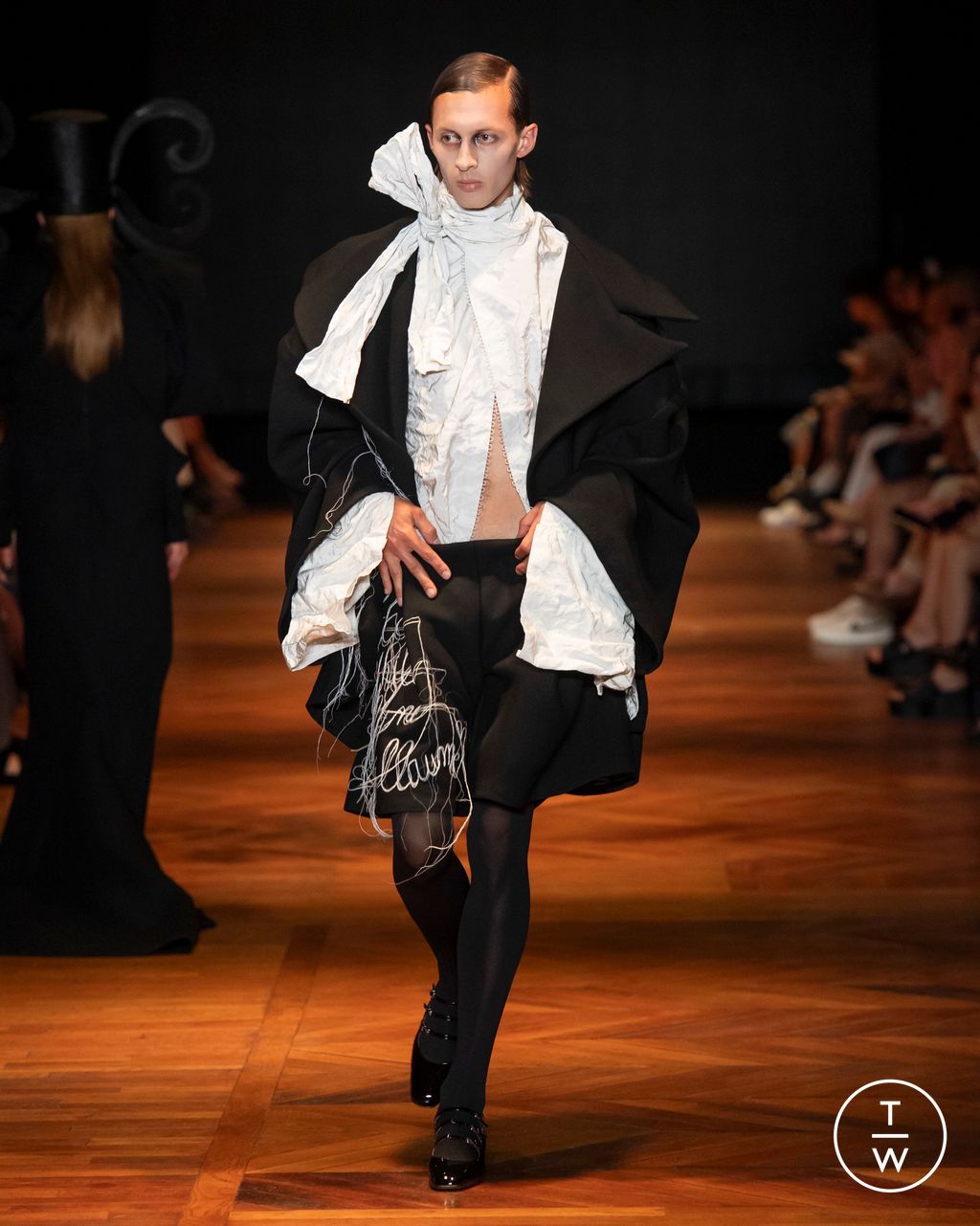 Fashion Week Paris Fall/Winter 2024 look 8 de la collection Charles de Vilmorin couture