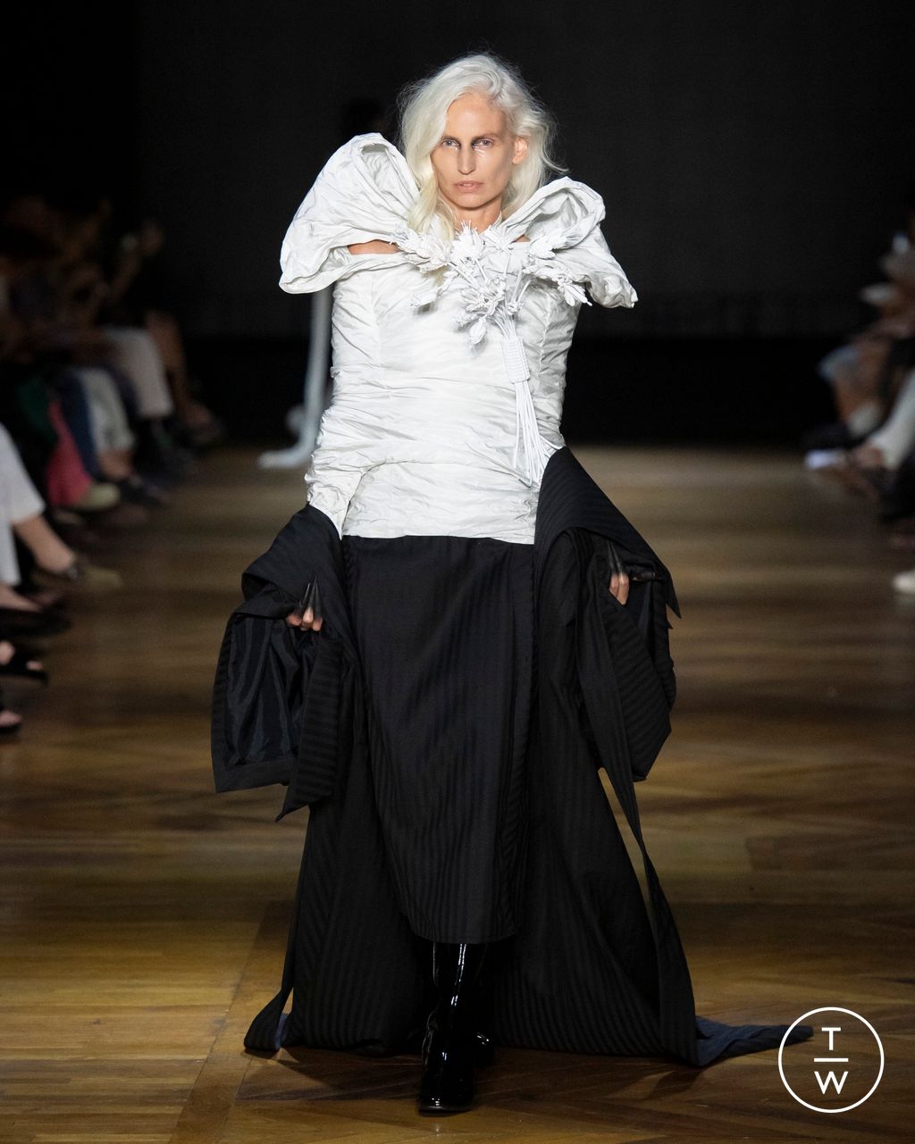 Fashion Week Paris Fall/Winter 2024 look 20 from the Charles de Vilmorin collection 高级定制
