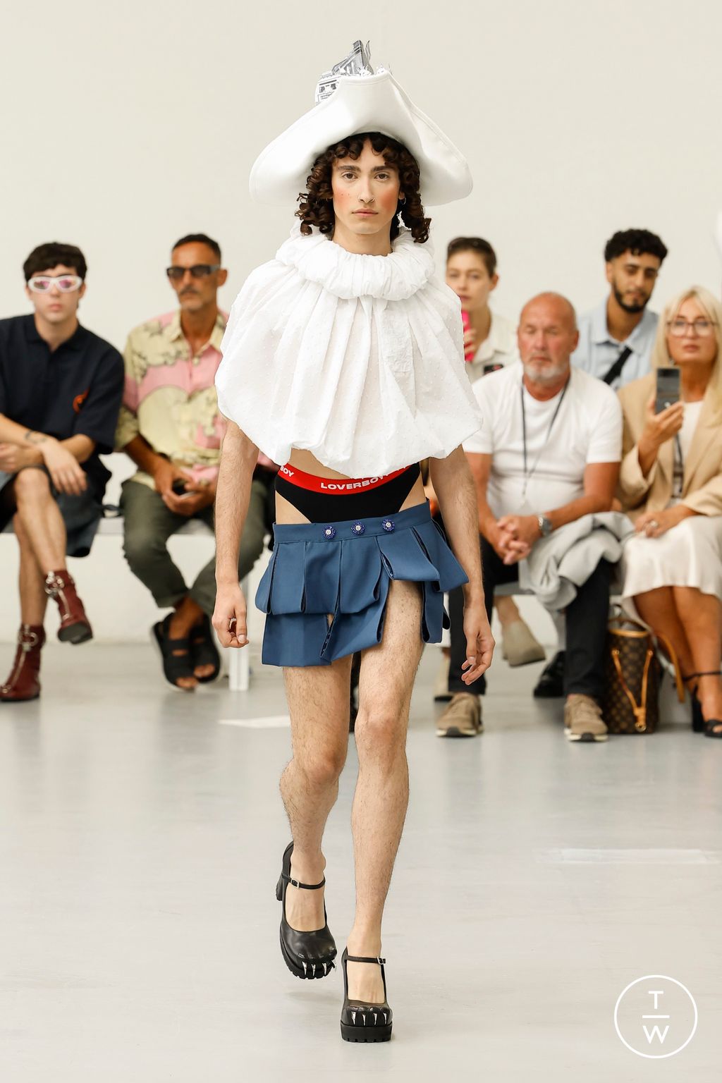 Fashion Week Milan Spring/Summer 2024 look 4 de la collection Charles Jeffrey LOVERBOY menswear