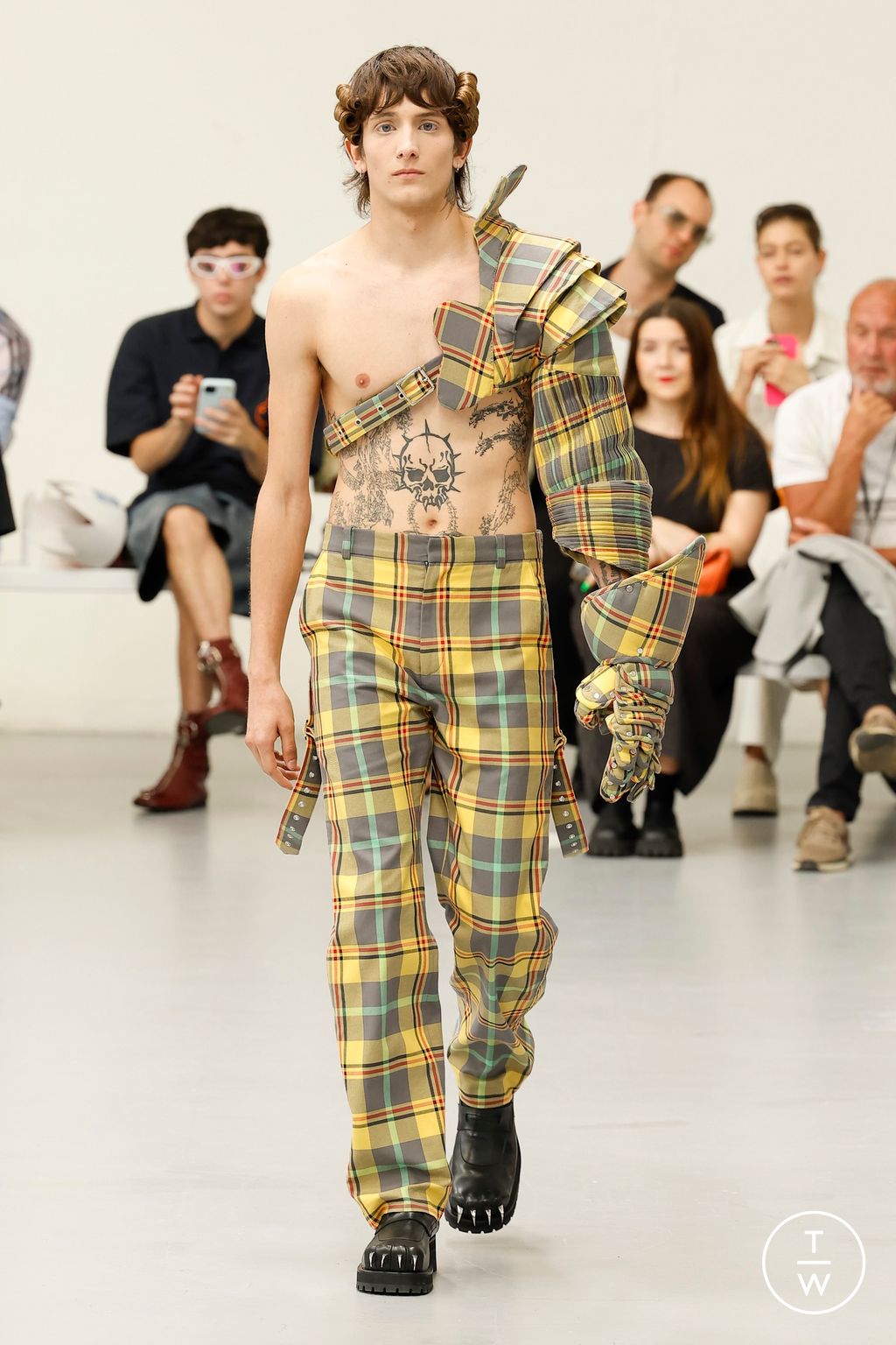 Fashion Week Milan Spring/Summer 2024 look 28 de la collection Charles Jeffrey LOVERBOY menswear