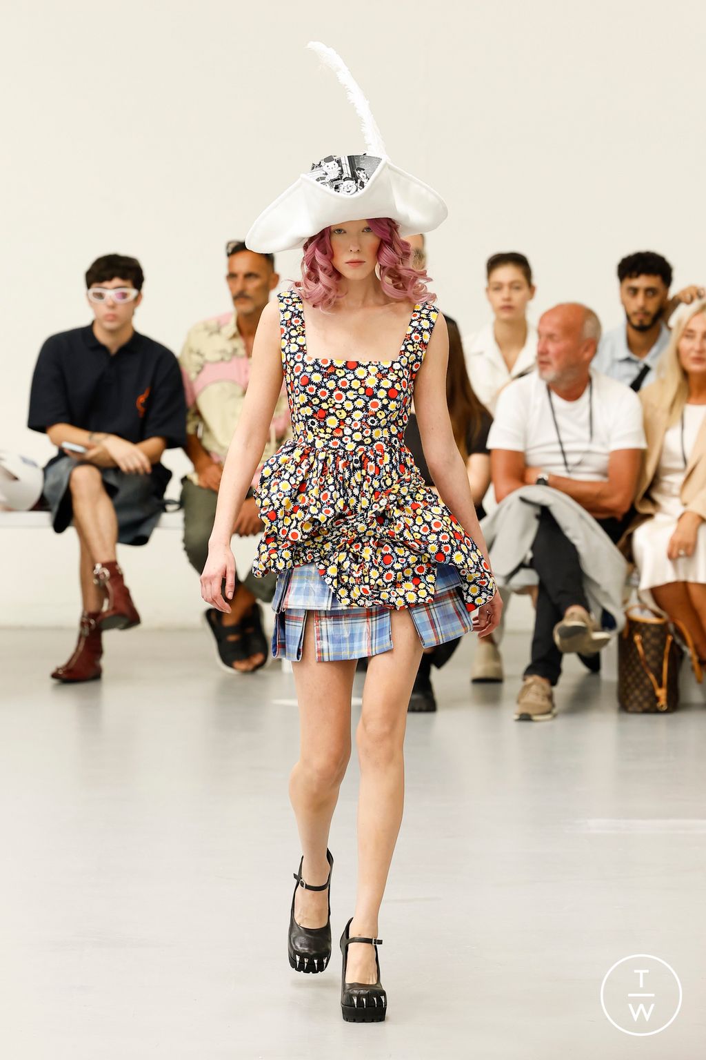 Fashion Week Milan Spring/Summer 2024 look 32 from the Charles Jeffrey LOVERBOY collection 男装