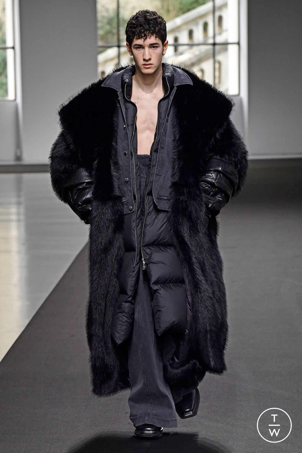 Fashion Week Paris Fall/Winter 2023 look 17 de la collection Chen Peng womenswear
