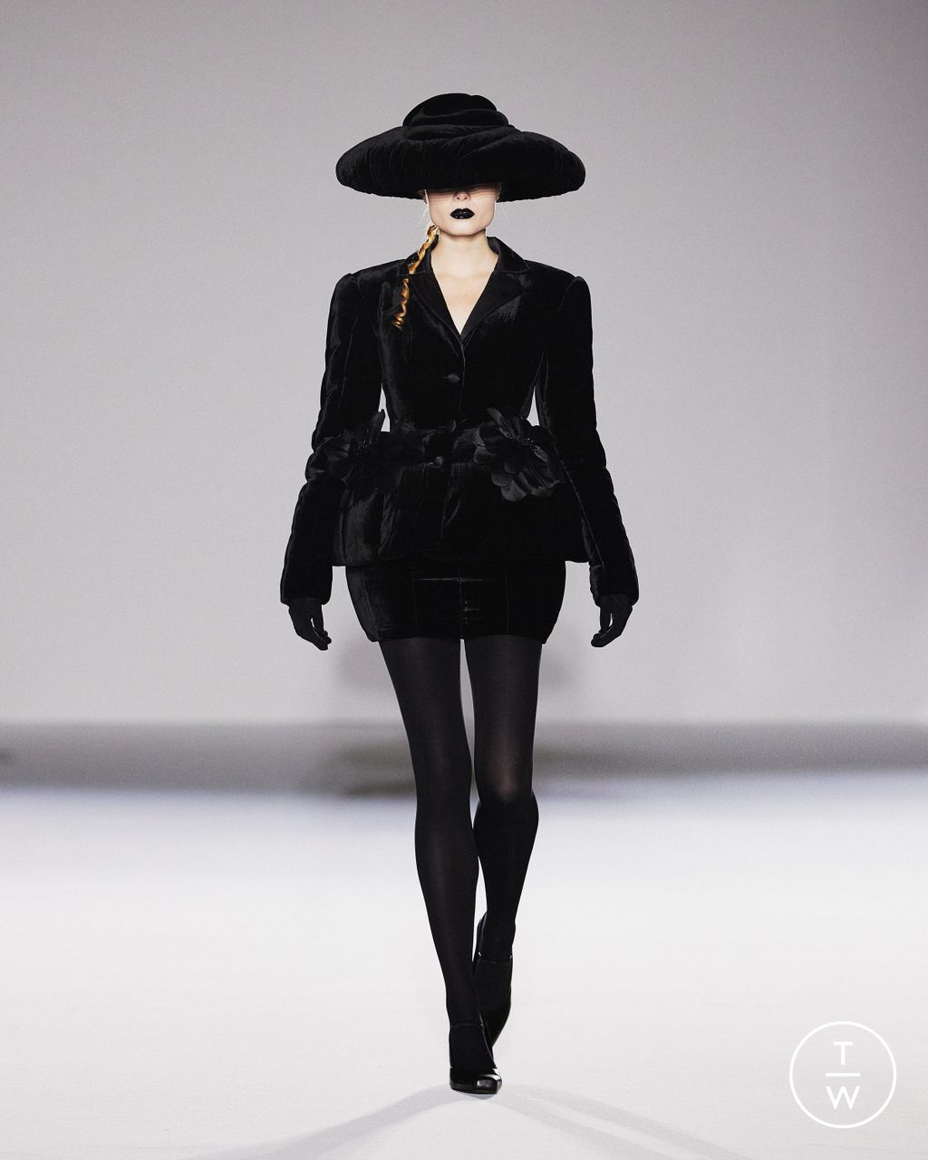 Fashion Week Paris Fall/Winter 2024 look 2 de la collection Chen Peng womenswear