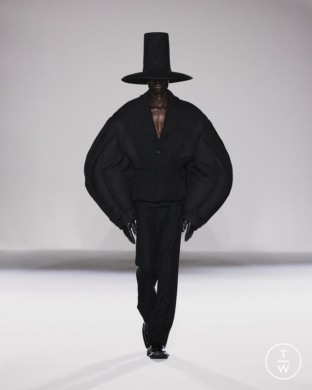 Fashion Week Paris Fall/Winter 2024 look 6 de la collection Chen Peng womenswear