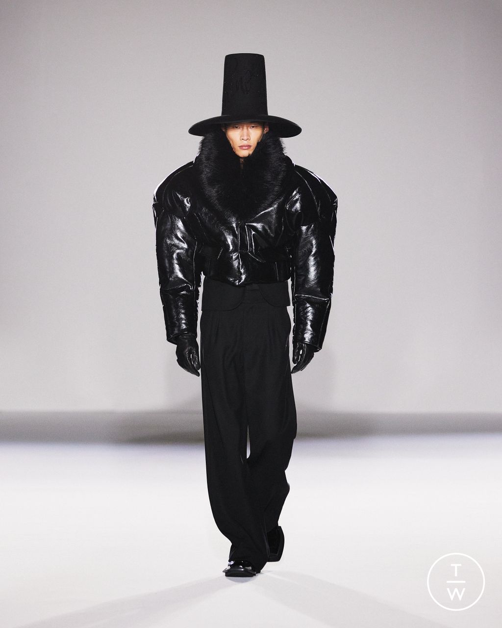 Fashion Week Paris Fall/Winter 2024 look 9 de la collection Chen Peng womenswear