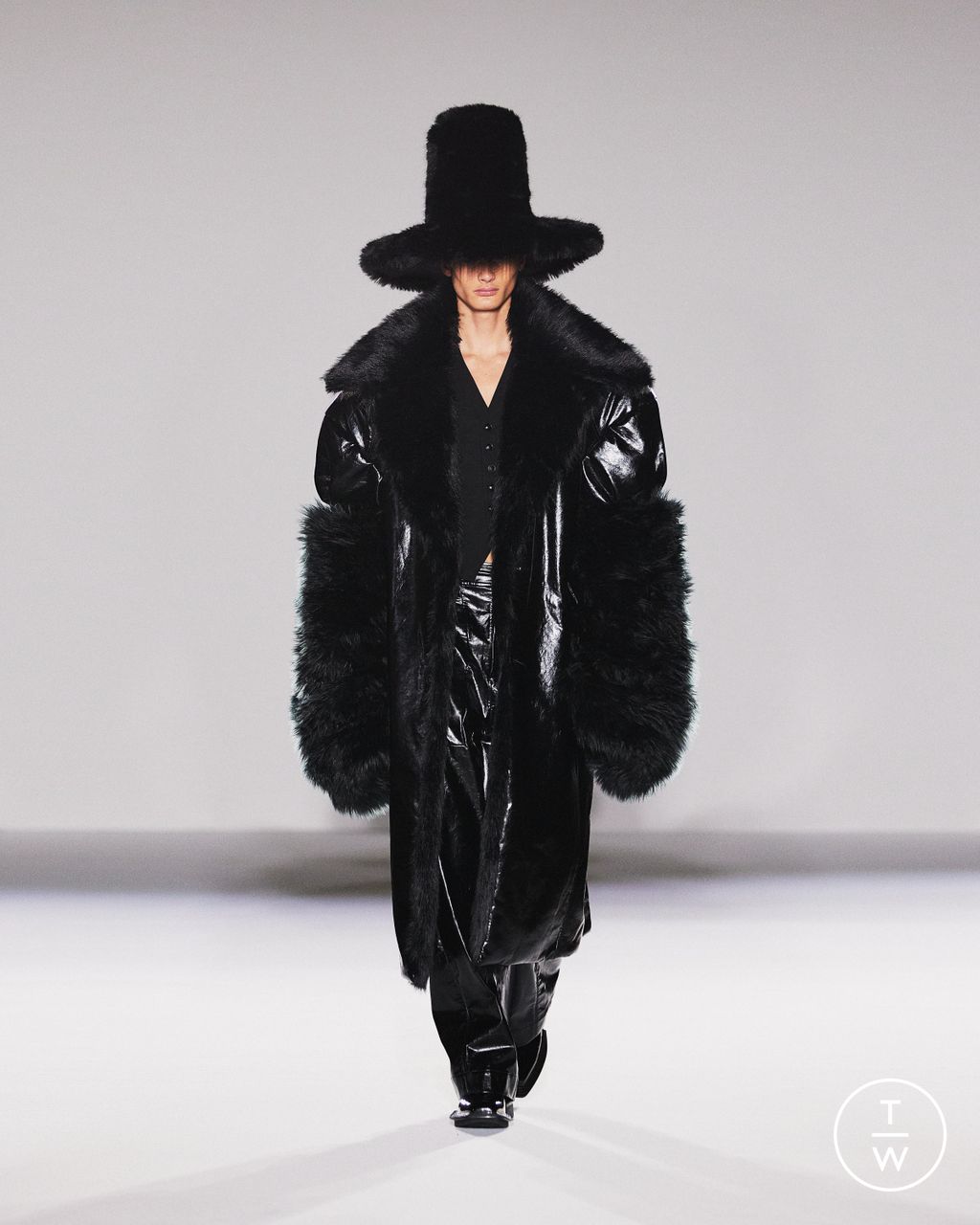 Fashion Week Paris Fall/Winter 2024 look 11 de la collection Chen Peng womenswear