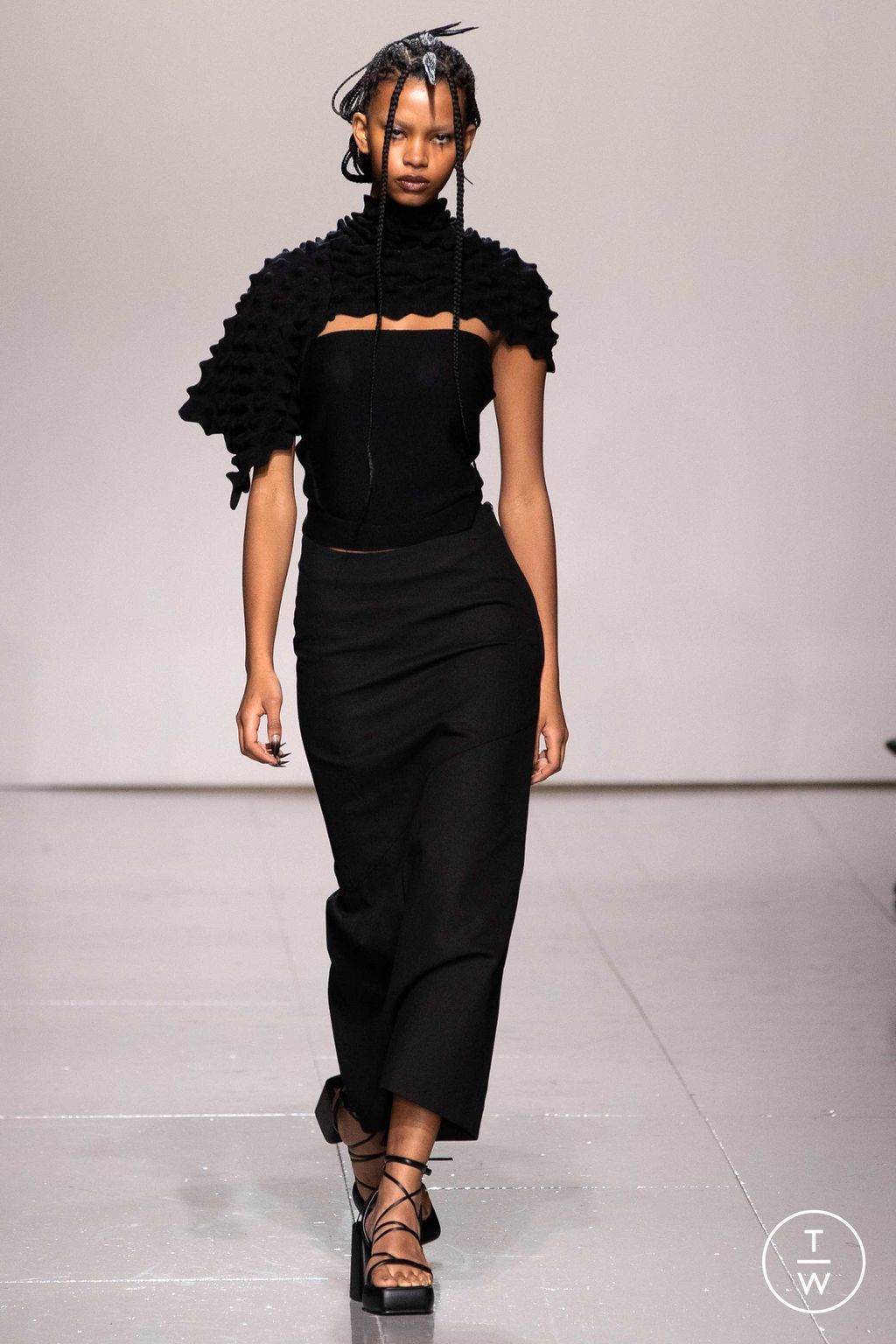 Fashion Week London Fall/Winter 2023 look 2 de la collection Chet Lo womenswear