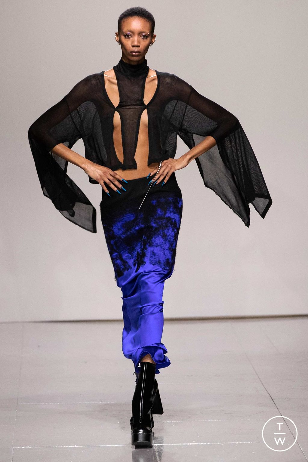 Fashion Week London Fall/Winter 2023 look 7 de la collection Chet Lo womenswear