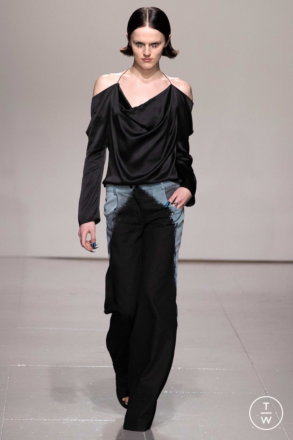 Fashion Week London Fall/Winter 2023 look 12 from the Chet Lo collection 女装
