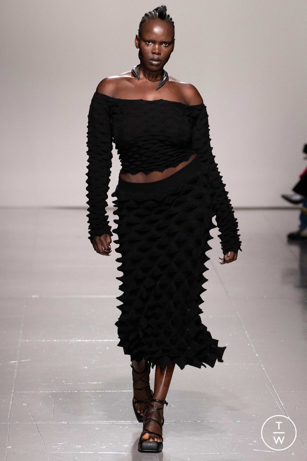 Fashion Week London Fall/Winter 2023 look 13 de la collection Chet Lo womenswear