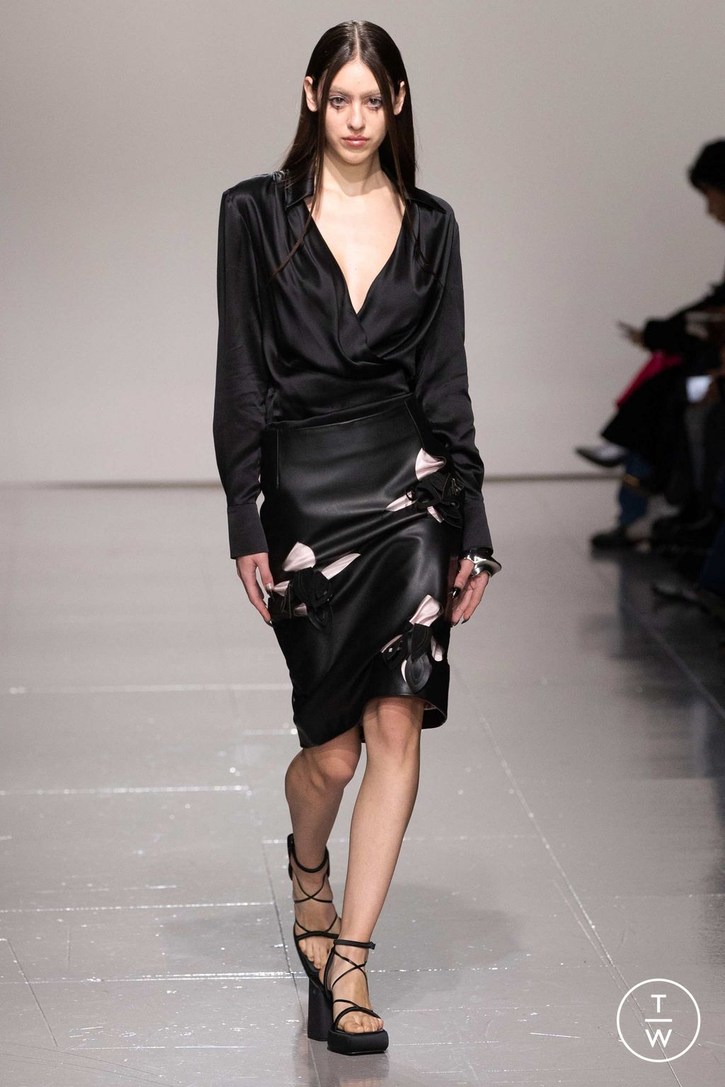 Fashion Week London Fall/Winter 2023 look 15 from the Chet Lo collection 女装