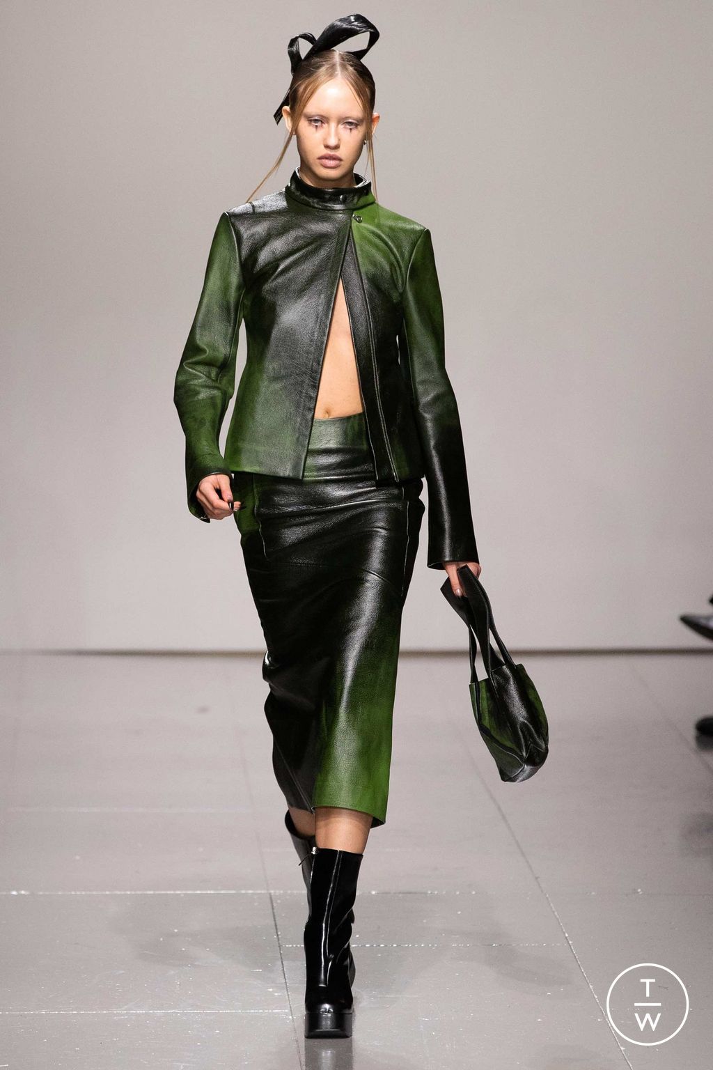 Fashion Week London Fall/Winter 2023 look 17 from the Chet Lo collection 女装