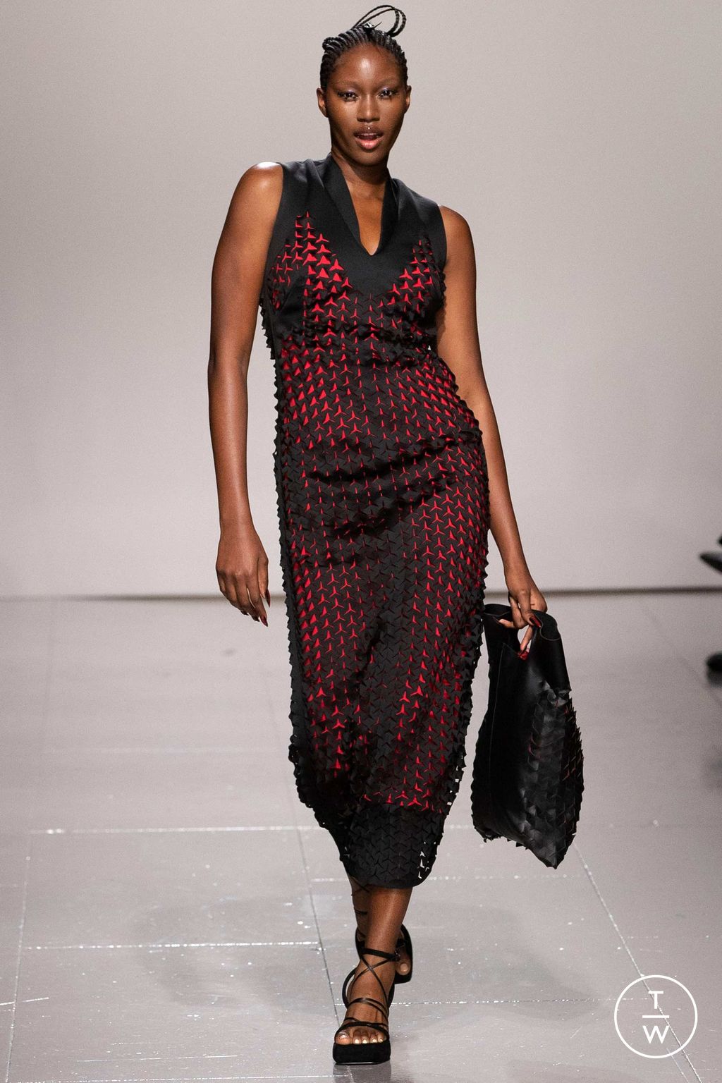 Fashion Week London Fall/Winter 2023 look 18 de la collection Chet Lo womenswear