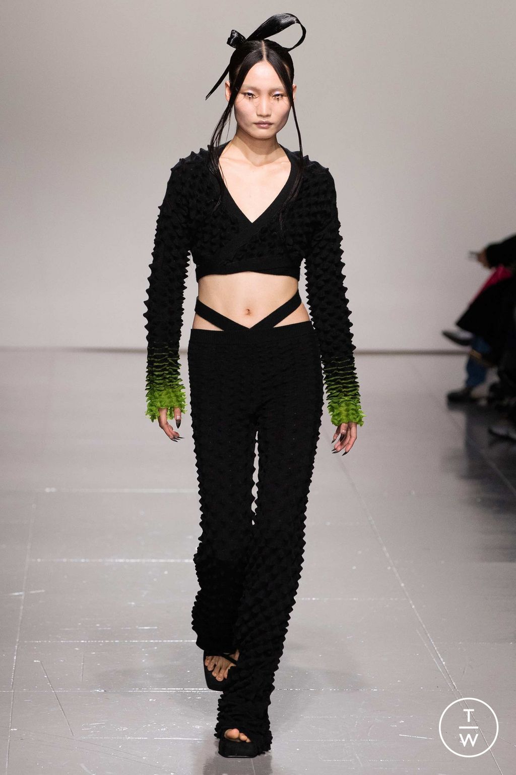Fashion Week London Fall/Winter 2023 look 19 from the Chet Lo collection womenswear