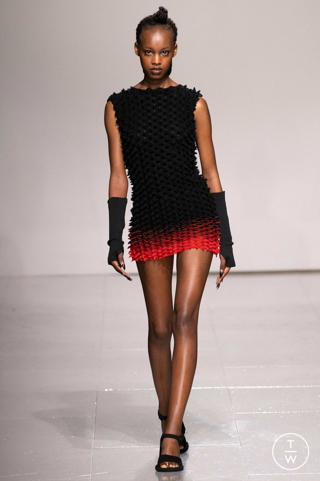 Fashion Week London Fall/Winter 2023 look 24 from the Chet Lo collection 女装