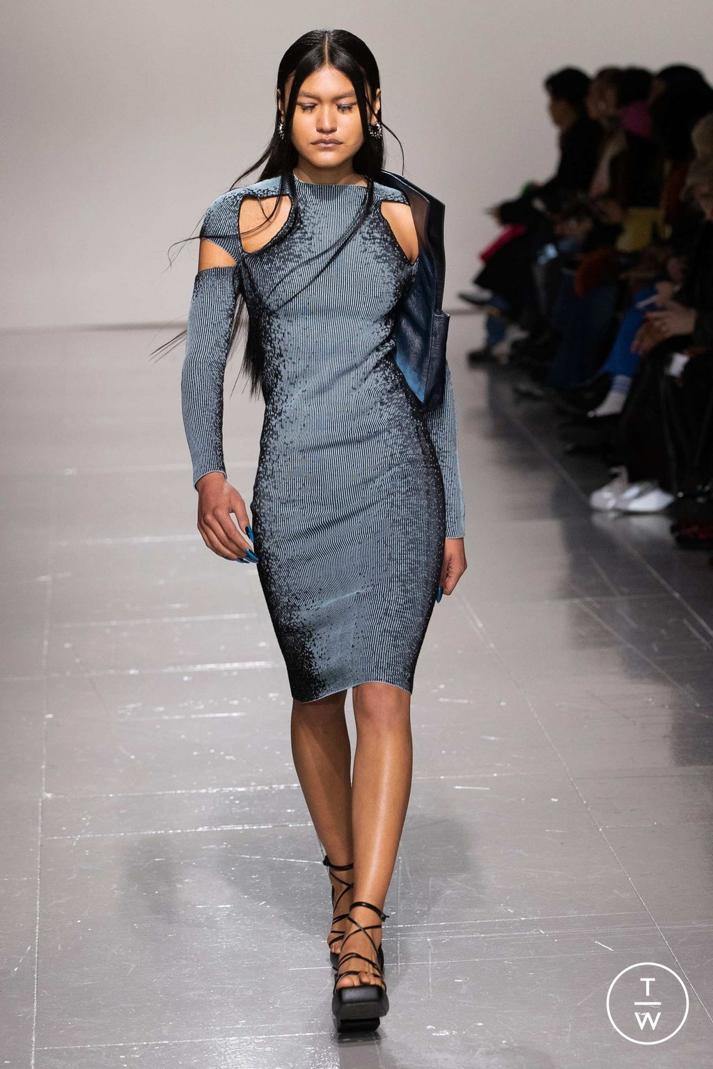 Fashion Week London Fall/Winter 2023 look 25 de la collection Chet Lo womenswear