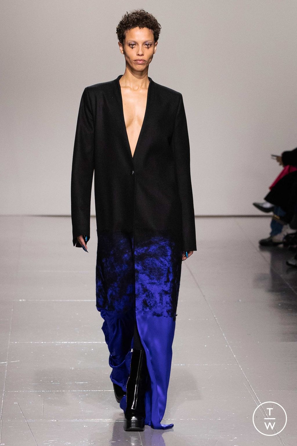 Fashion Week London Fall/Winter 2023 look 27 de la collection Chet Lo womenswear