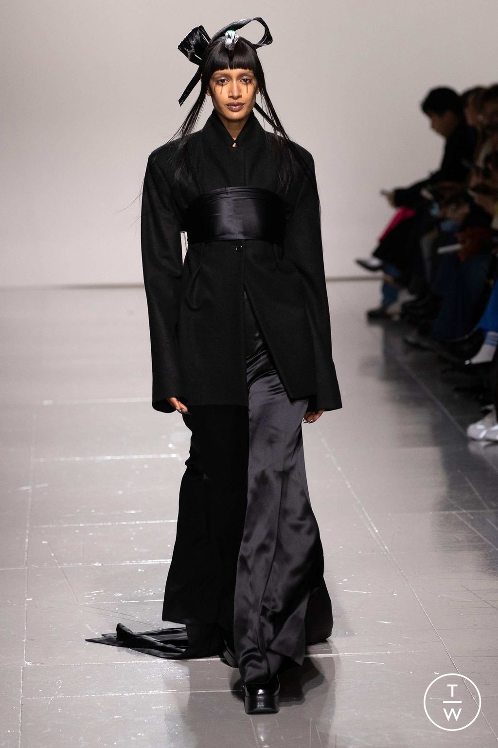 Fashion Week London Fall/Winter 2023 look 28 from the Chet Lo collection 女装