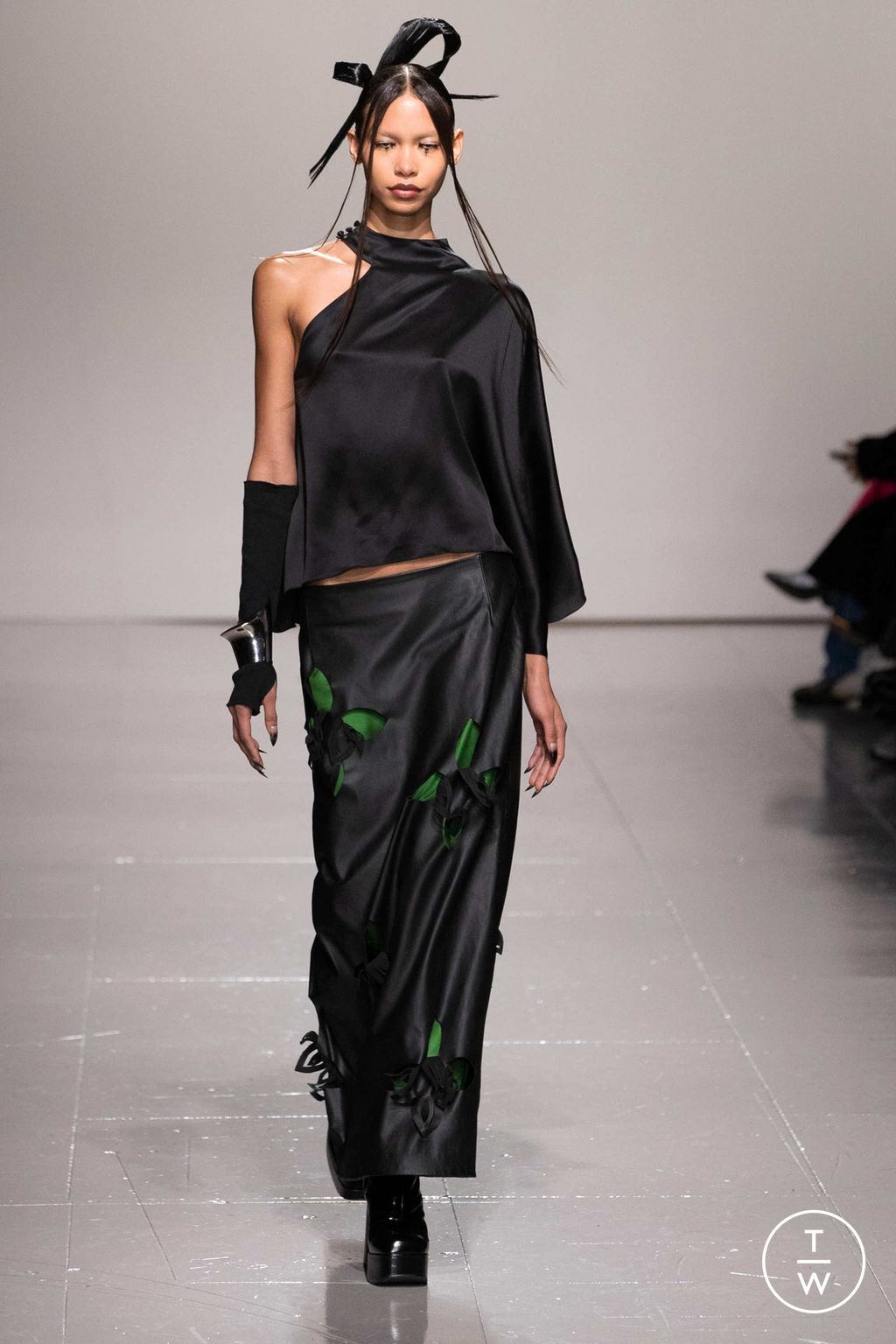 Fashion Week London Fall/Winter 2023 look 29 from the Chet Lo collection womenswear