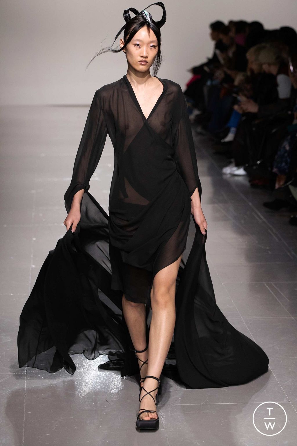 Fashion Week London Fall/Winter 2023 look 32 de la collection Chet Lo womenswear