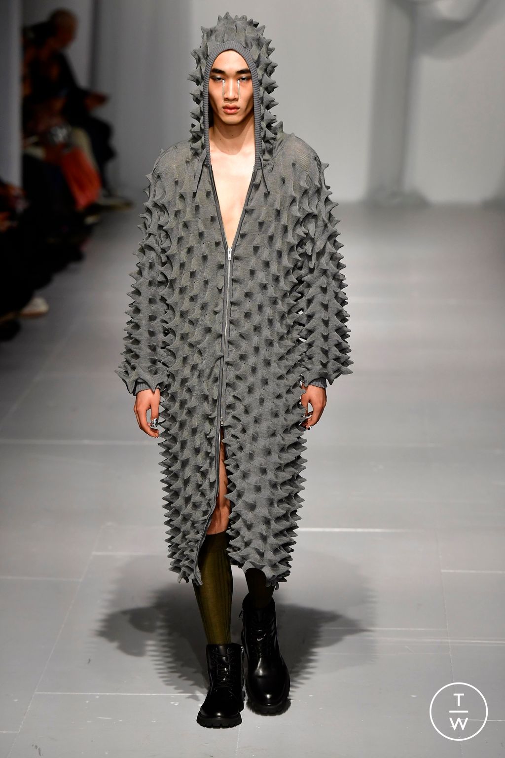 Fashion Week London Fall/Winter 2024 look 4 from the Chet Lo collection womenswear