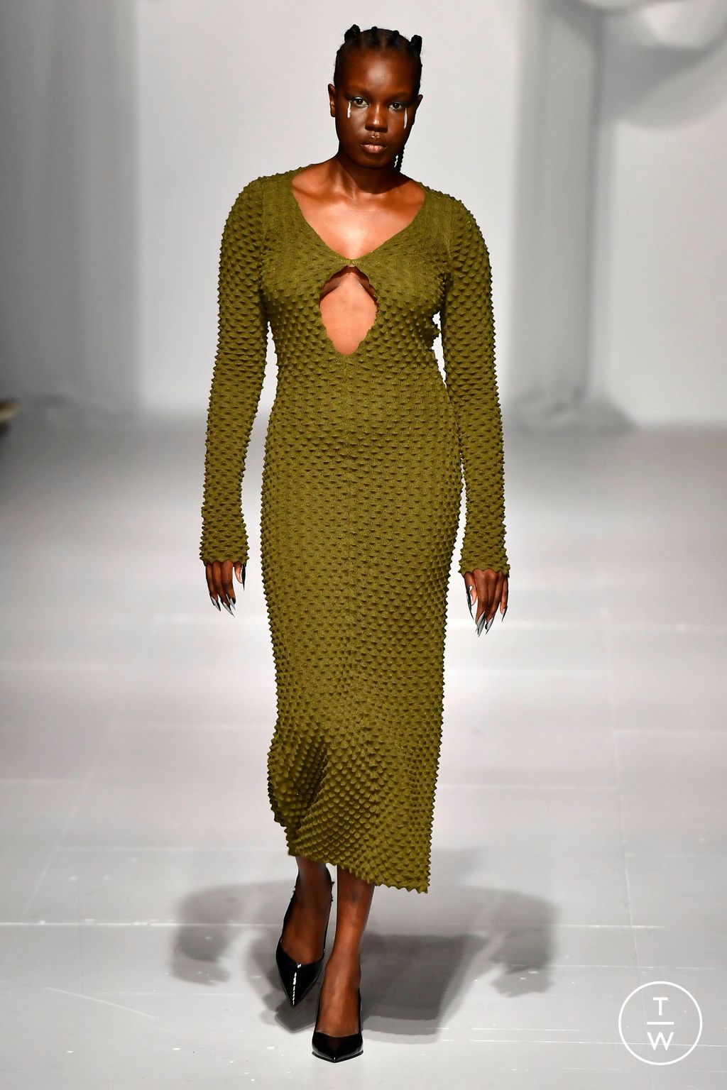 Fashion Week London Fall/Winter 2024 look 6 de la collection Chet Lo womenswear