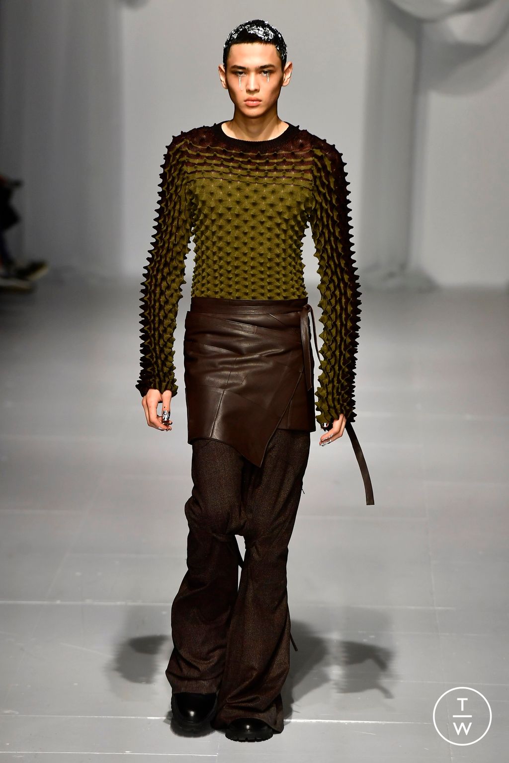 Fashion Week London Fall/Winter 2024 look 8 from the Chet Lo collection 女装