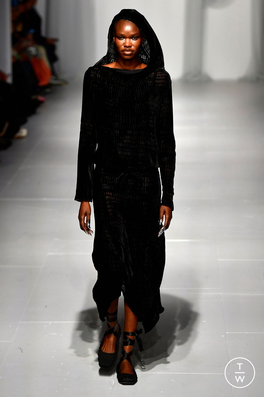 Fashion Week London Fall/Winter 2024 look 15 de la collection Chet Lo womenswear