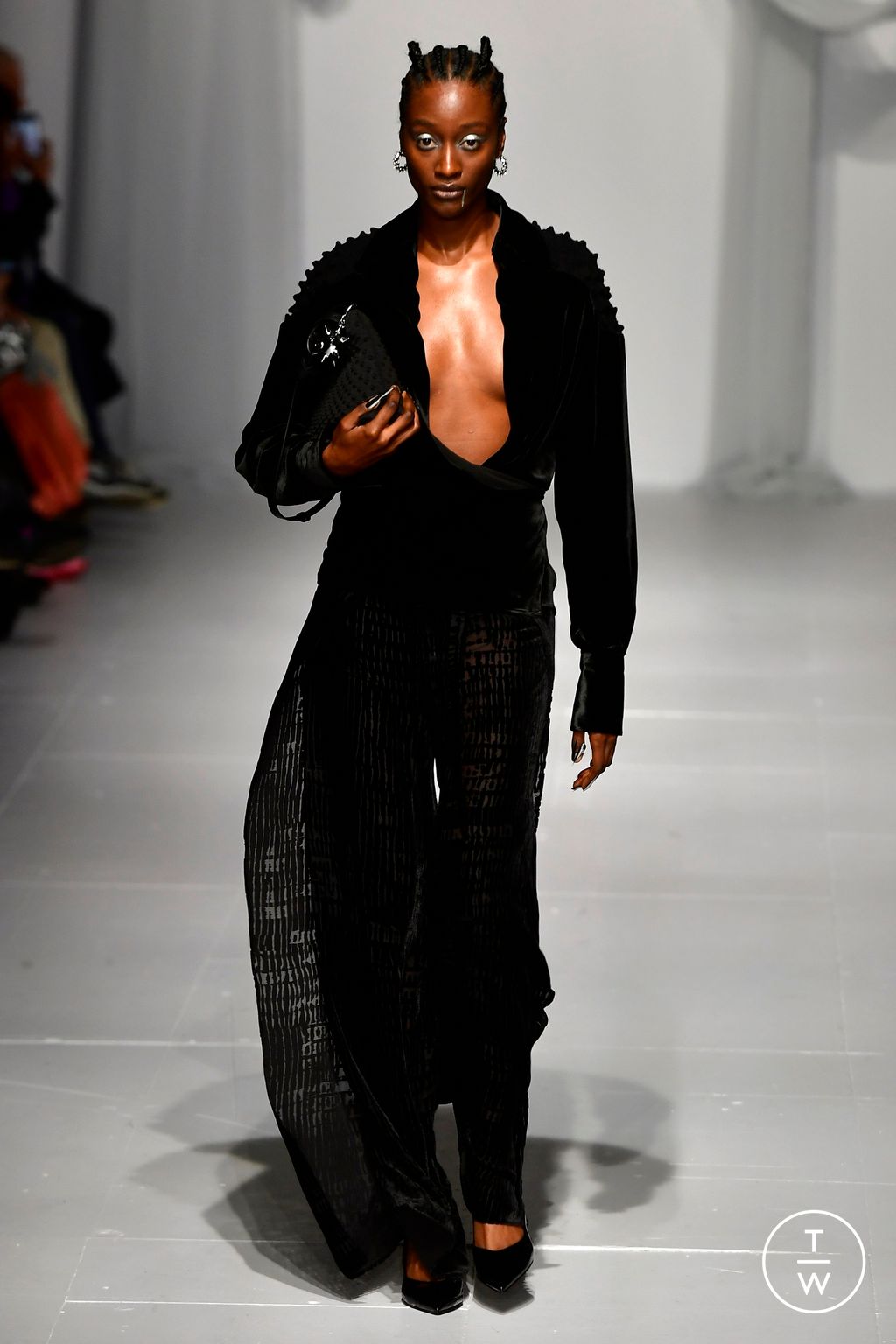 Fashion Week London Fall/Winter 2024 look 18 de la collection Chet Lo womenswear