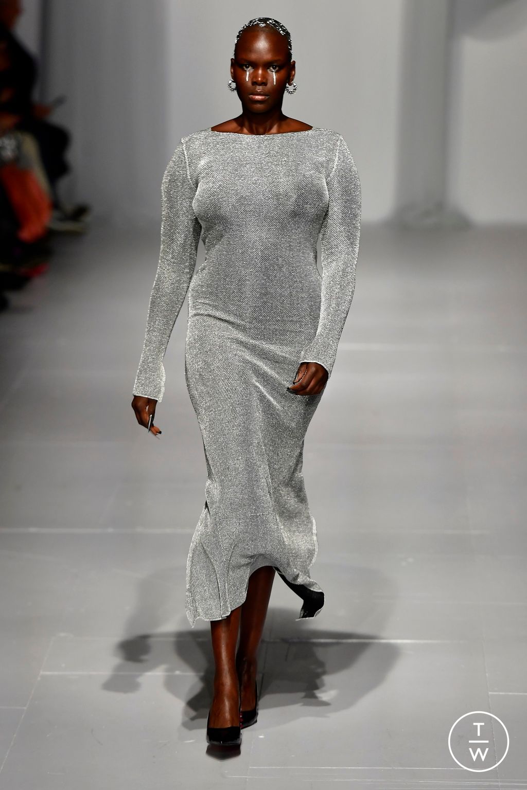 Fashion Week London Fall/Winter 2024 look 24 de la collection Chet Lo womenswear