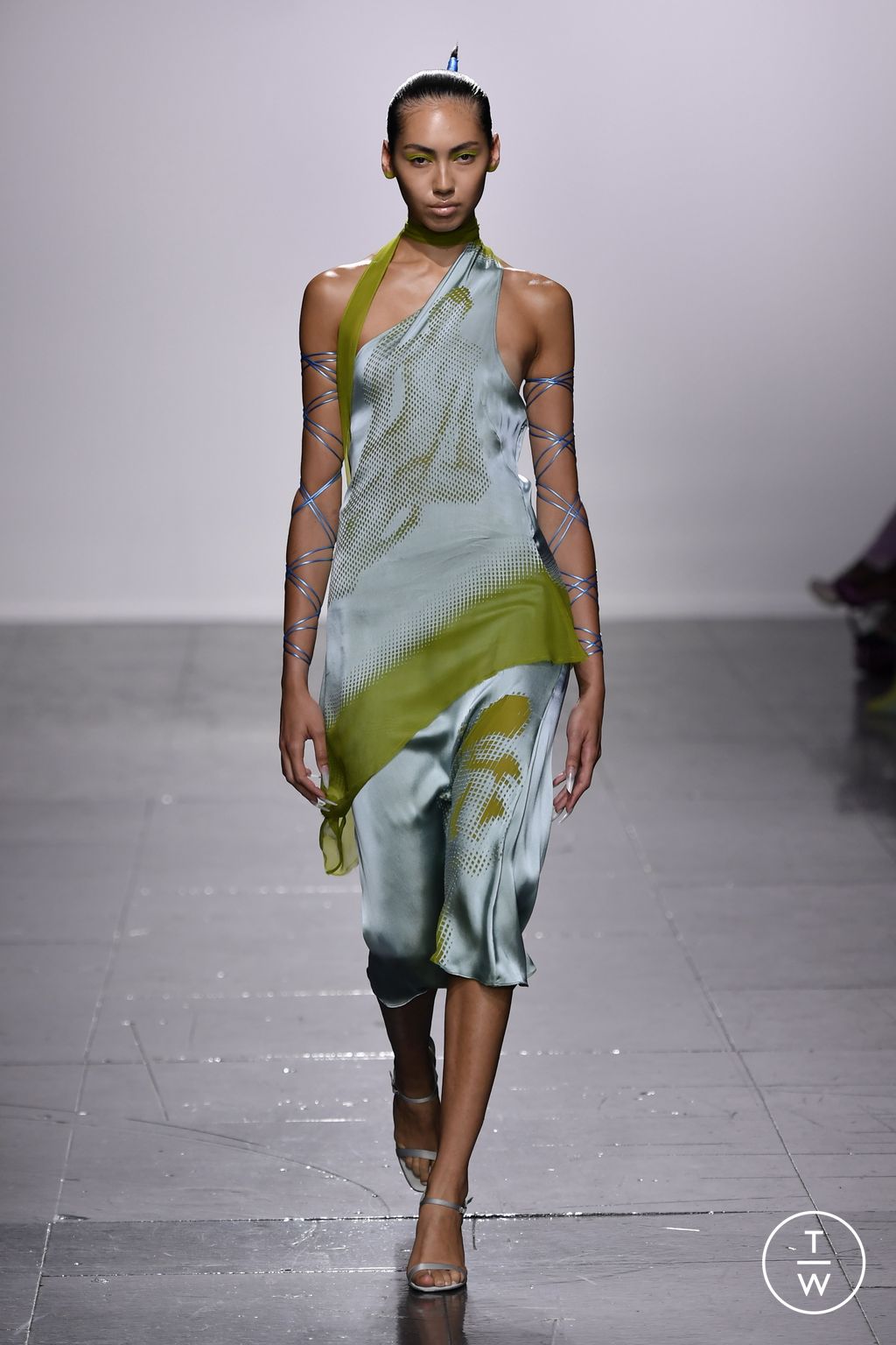 Fashion Week London Spring/Summer 2024 look 2 de la collection Chet Lo womenswear