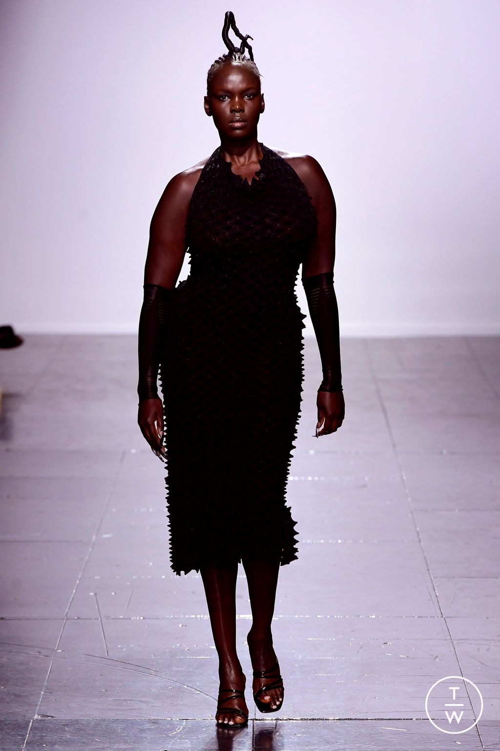 Fashion Week London Spring/Summer 2024 look 16 de la collection Chet Lo womenswear