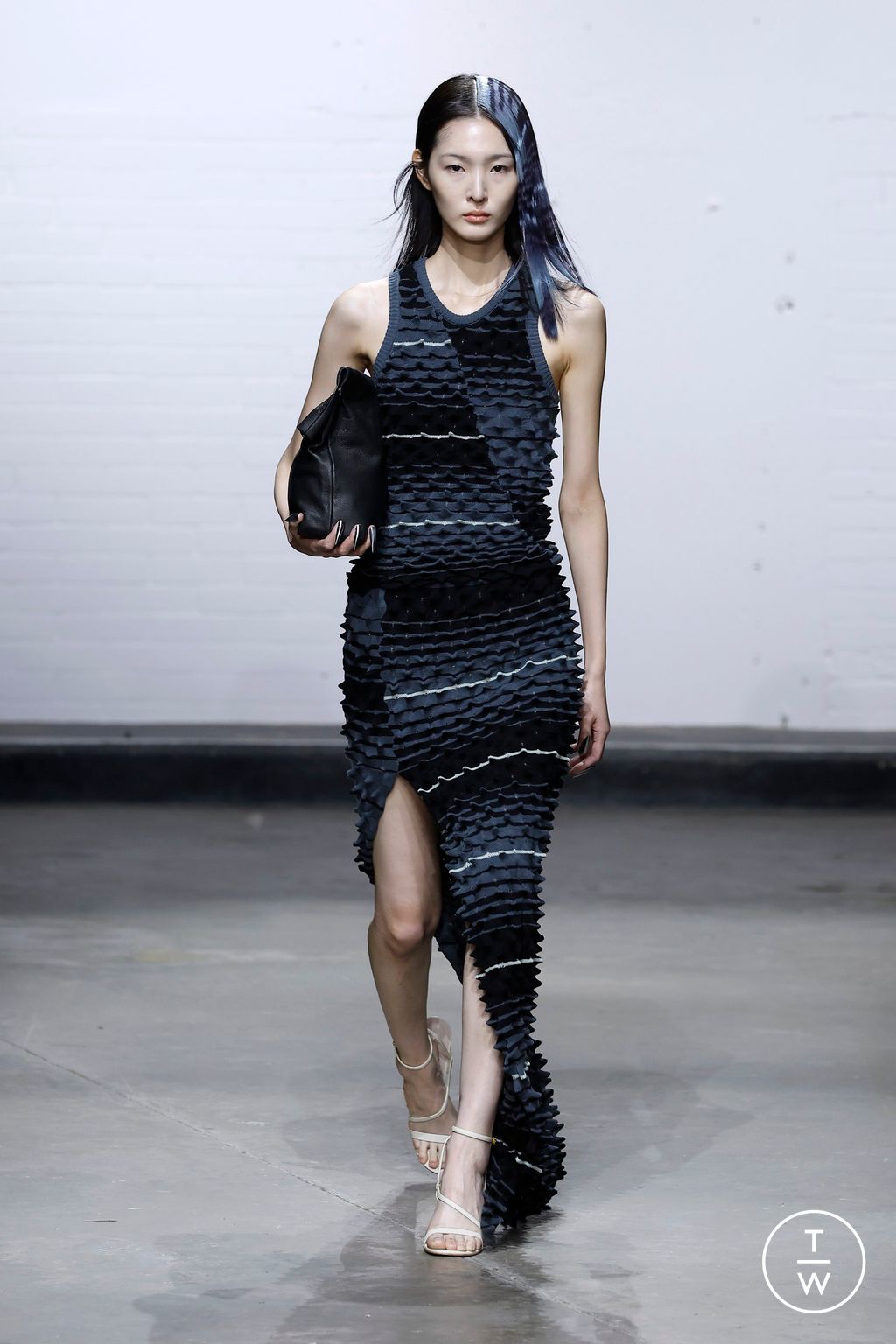 Fashion Week London Spring-Summer 2025 look 19 from the Chet Lo collection 女装