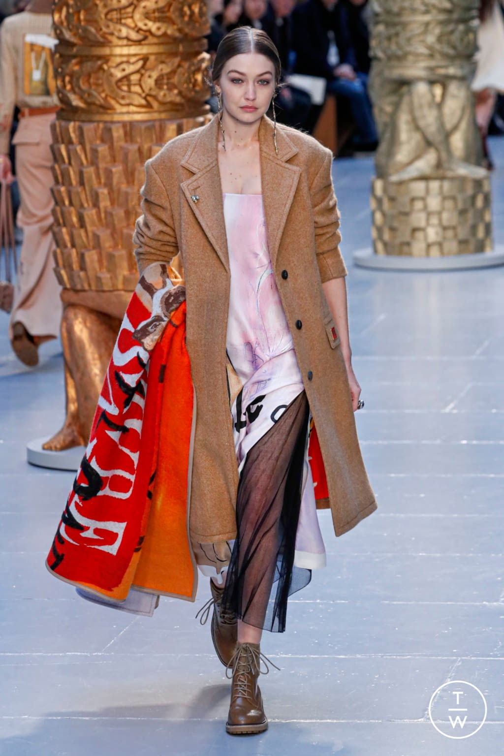Fashion Week Paris Fall/Winter 2020 look 12 from the Chloé collection womenswear