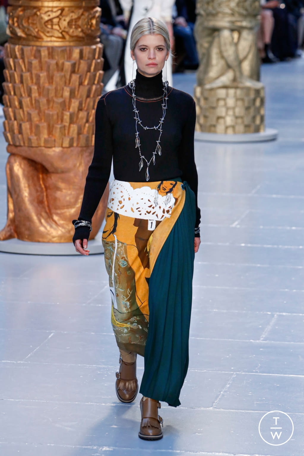 Fashion Week Paris Fall/Winter 2020 look 13 from the Chloé collection womenswear