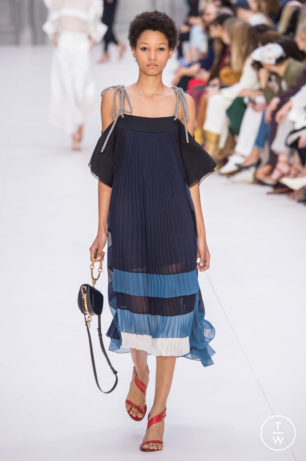 Fashion Week Paris Spring/Summer 2017 look 9 from the Chloé collection 女装