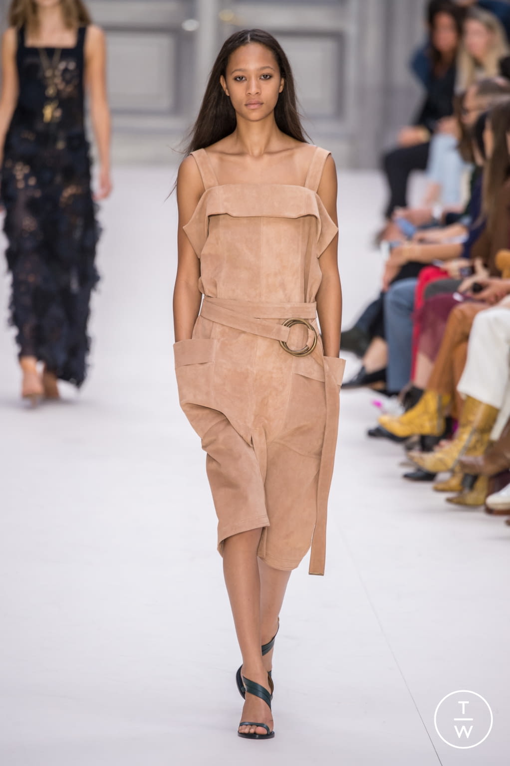 Fashion Week Paris Spring/Summer 2017 look 33 from the Chloé collection 女装