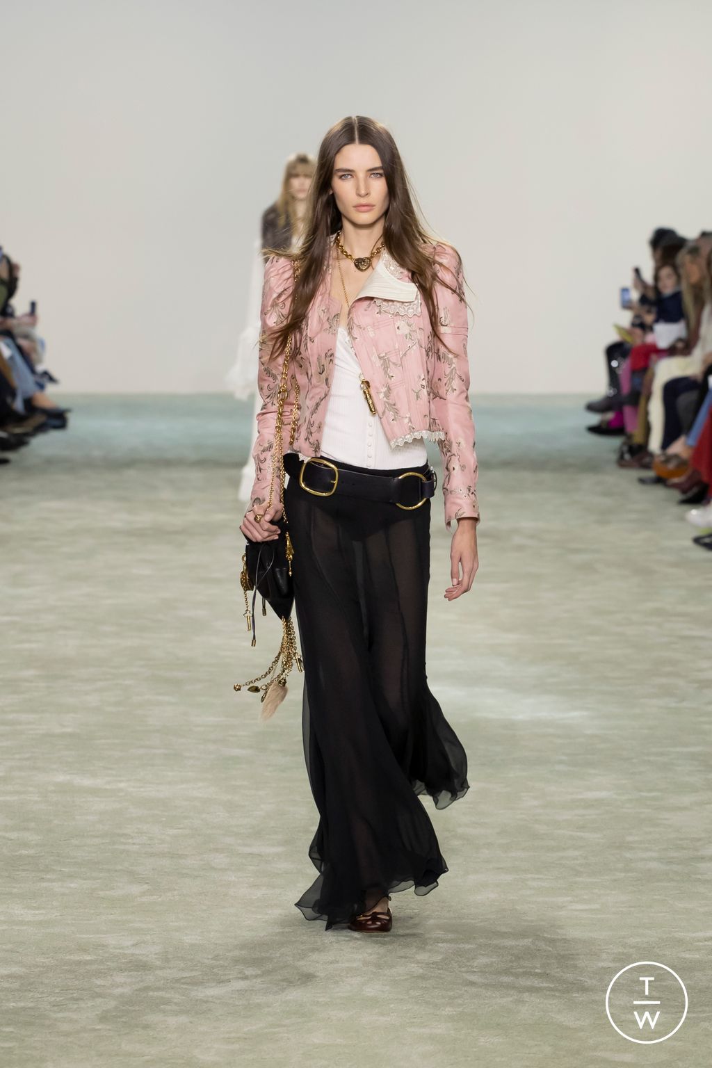 Fashion Week Paris Fall/Winter 2025 look 1 from the Chloé collection womenswear