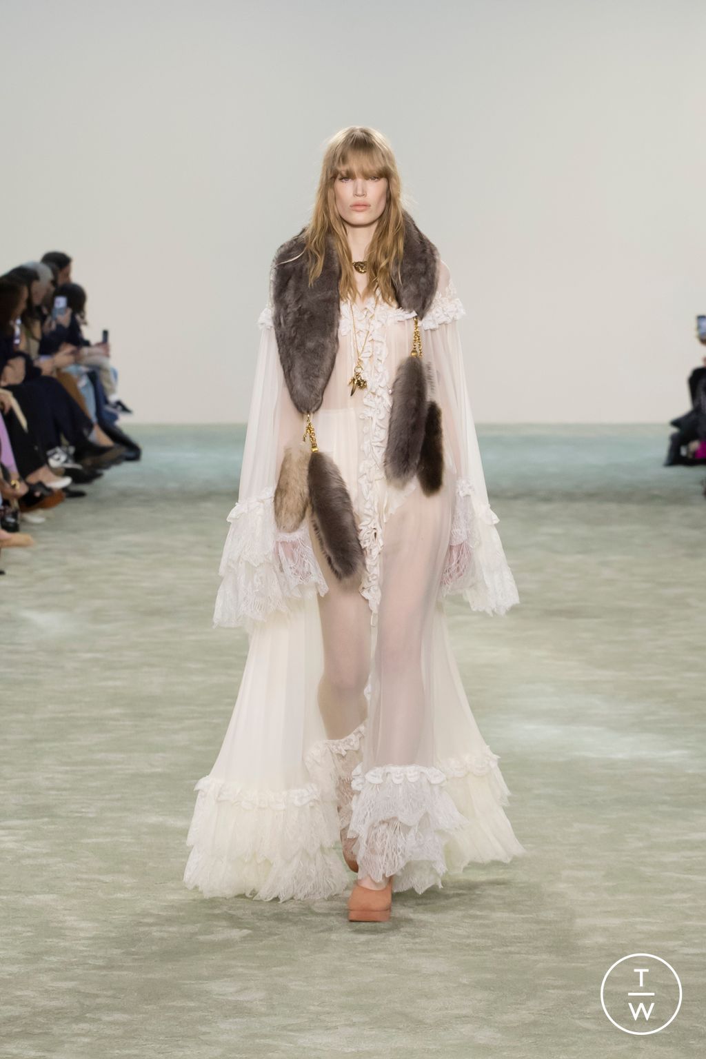 Fashion Week Paris Fall/Winter 2025 look 2 from the Chloé collection womenswear