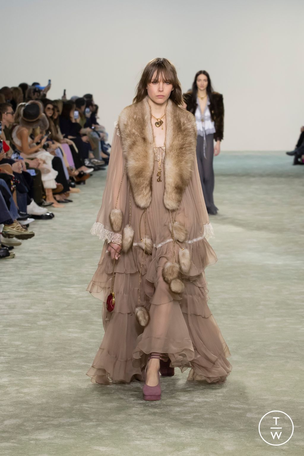 Fashion Week Paris Fall/Winter 2025 look 14 from the Chloé collection womenswear