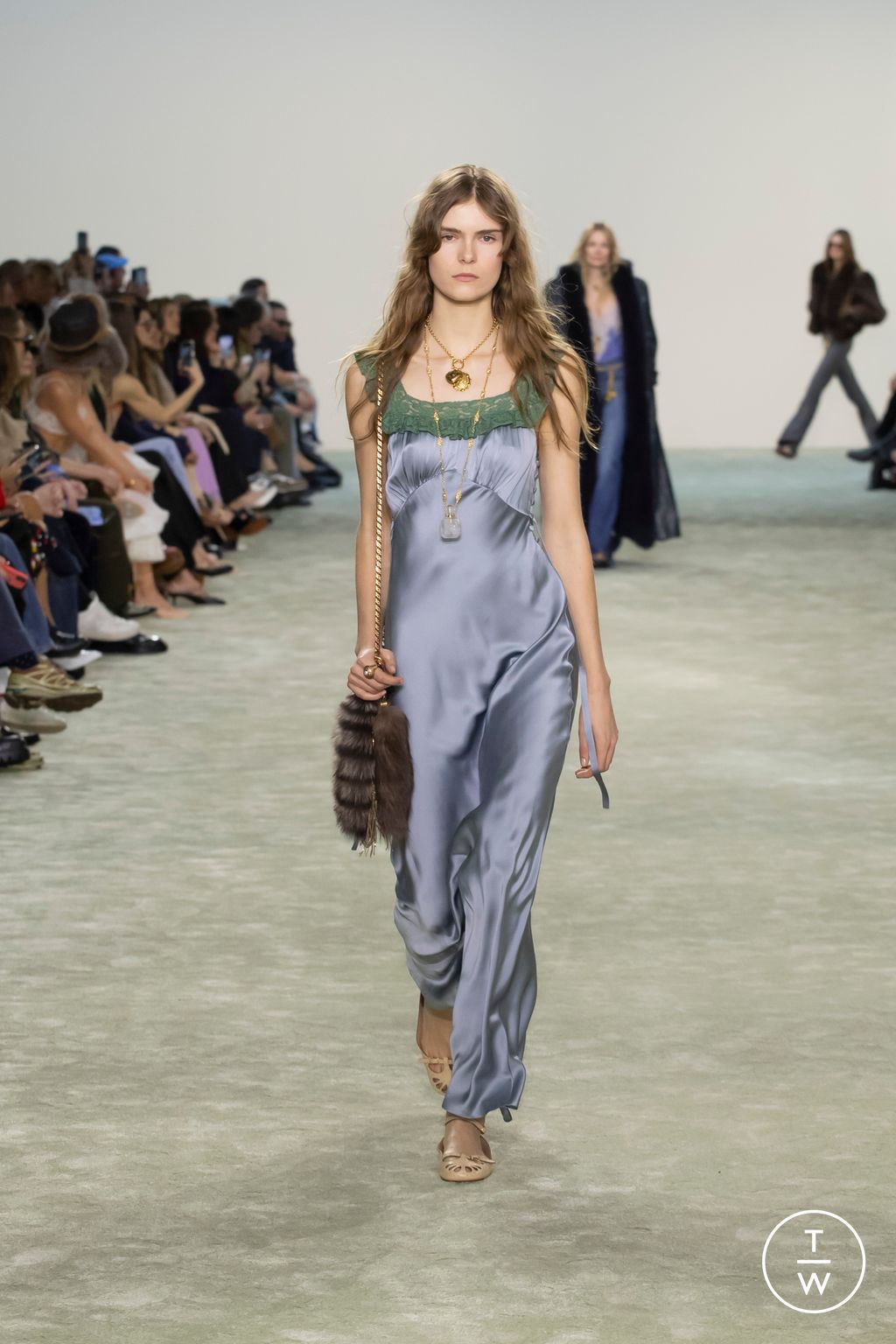 Fashion Week Paris Fall/Winter 2025 look 17 from the Chloé collection womenswear