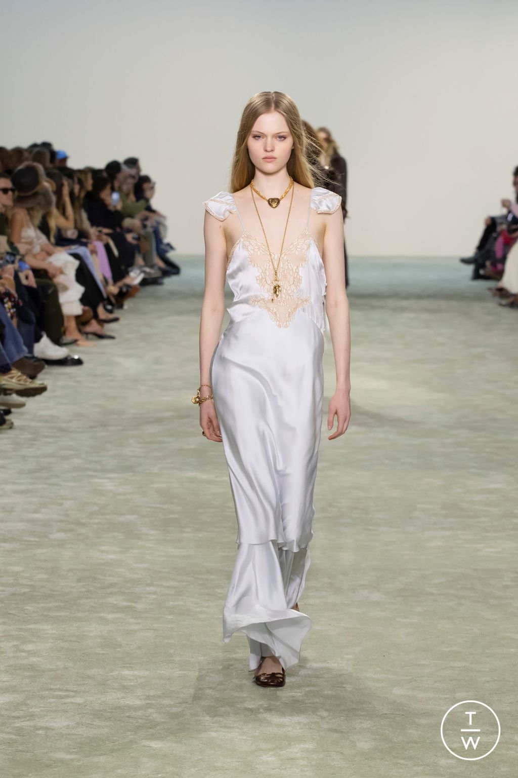Fashion Week Paris Fall/Winter 2025 look 20 from the Chloé collection womenswear