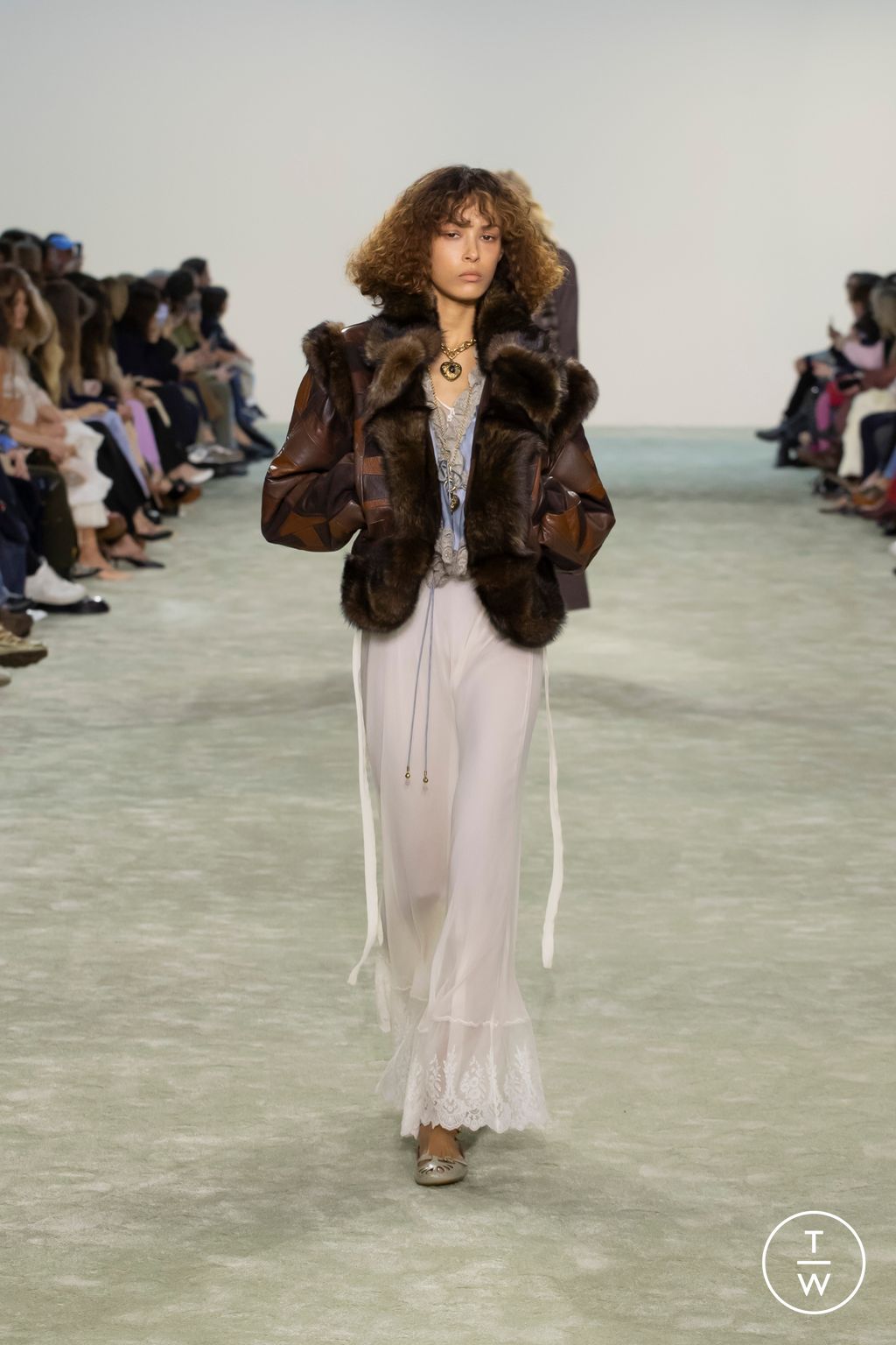 Fashion Week Paris Fall/Winter 2025 look 21 de la collection Chloé womenswear