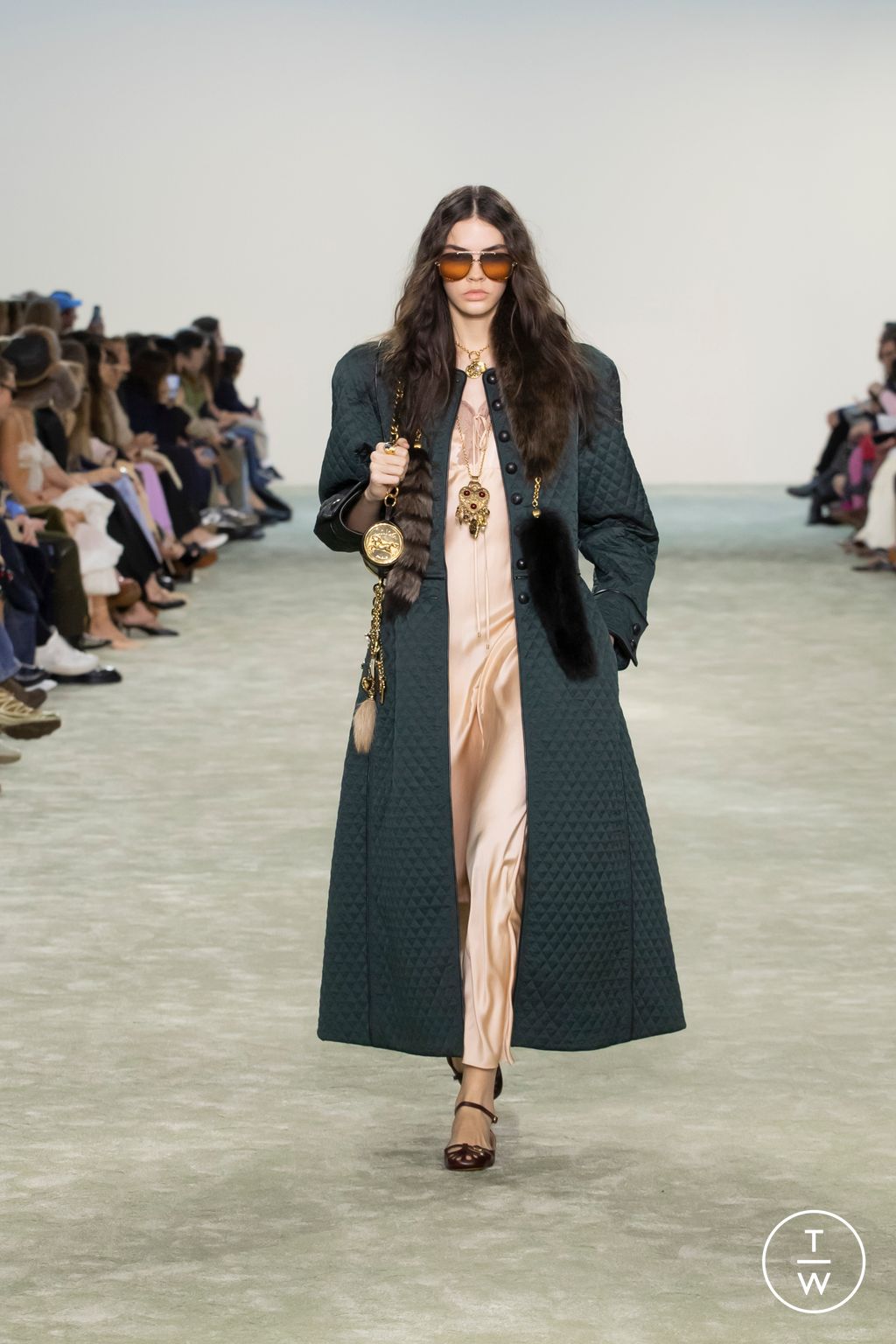 Fashion Week Paris Fall/Winter 2025 look 24 from the Chloé collection womenswear